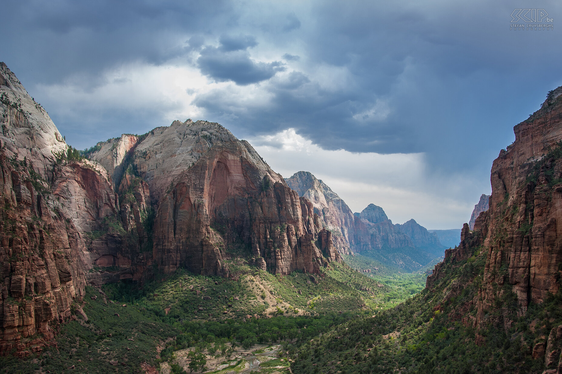 Zion - Angels Landing Trail De Angels Landing Trail is een van de populairste en avontuurlijkste tochten in het nationaal park van Zion (Utah). Na een beklimming van 2,5uur sta je op de top van een 1763m hoge rots. Je hebt er een schitterend zicht over de vallei. Stefan Cruysberghs